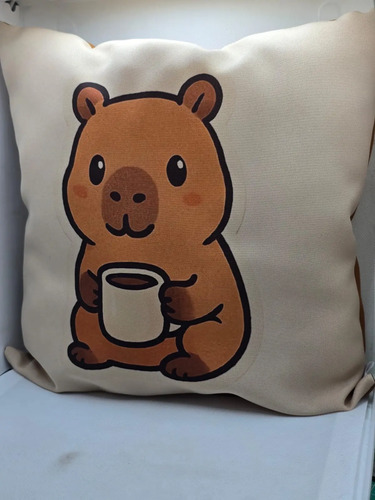 Almohadon Con Imagen De Melody En Poliester Lavable Capibara Tomando Cafe Liso - Imagen 2
